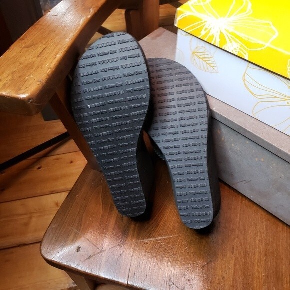 NWT Yellow Box Rhinestone Wedge Flip Flop Sandles Size 10 - Picture 3 of 4